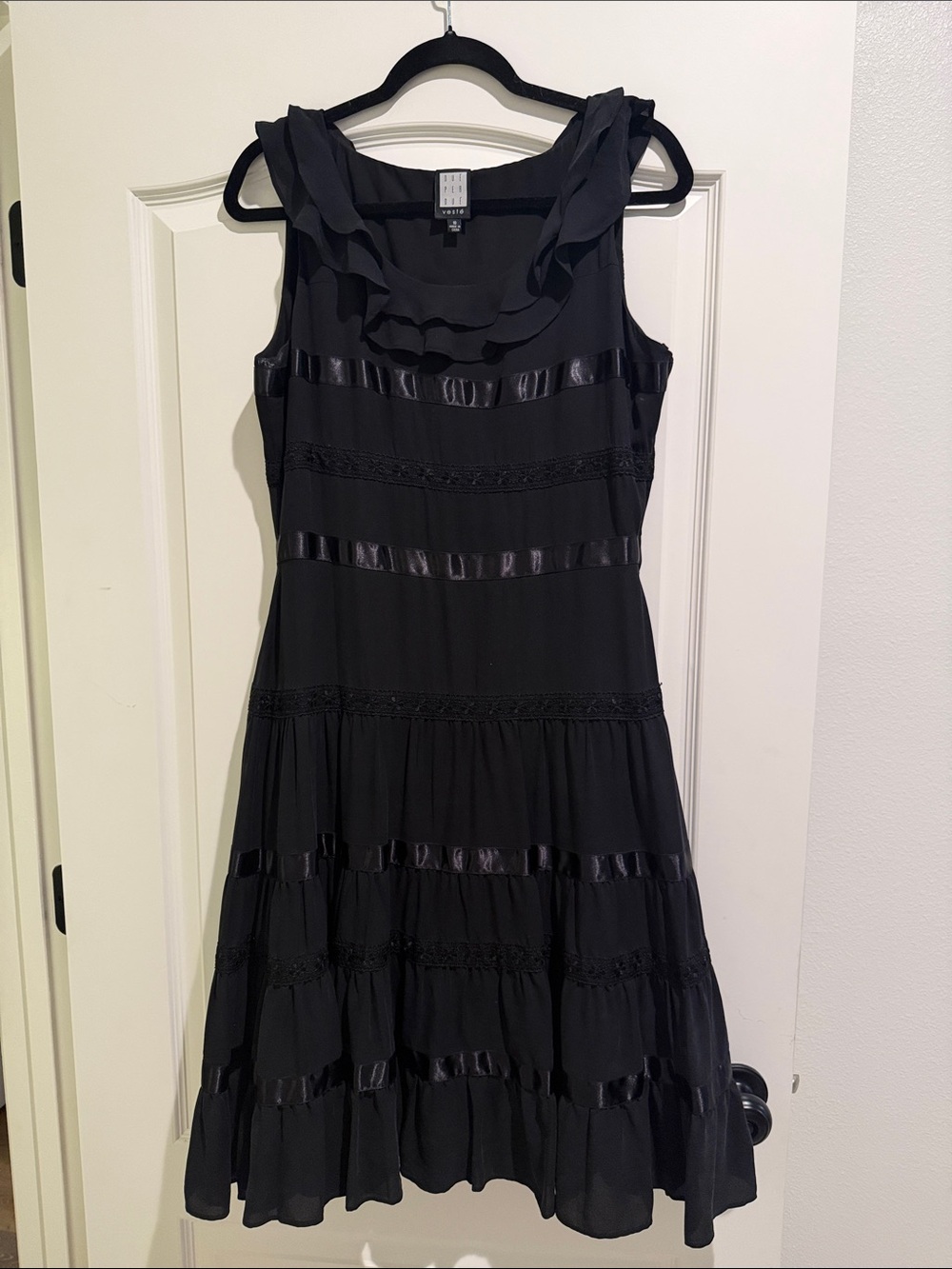 Due per due veste black 100% silk dress with satin and lace detail size 10